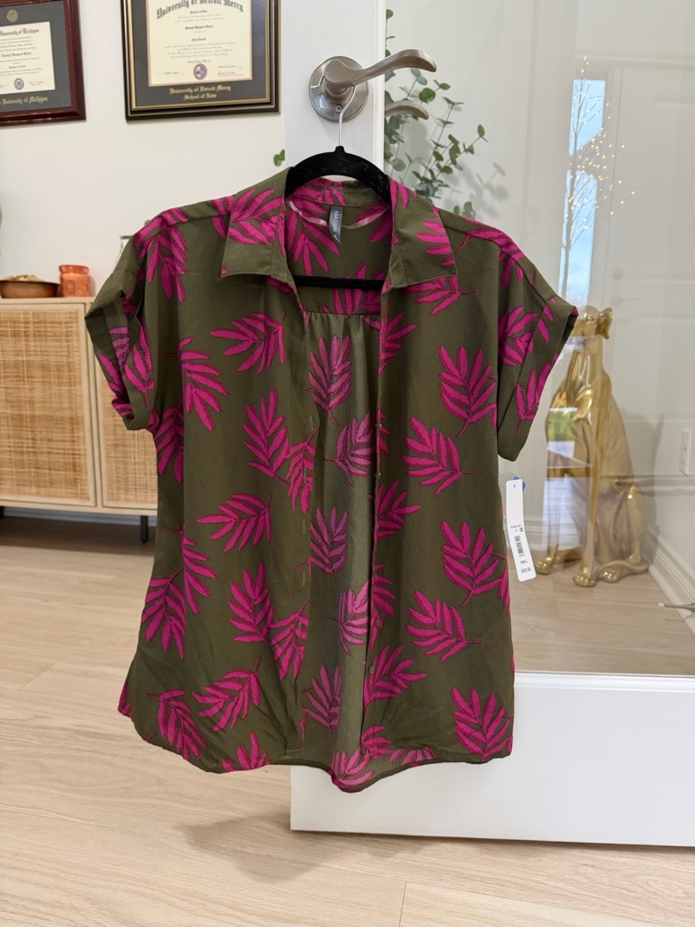 NWT Massini Olive Green Short Sleeve Blouse with Fuchsia Leaf Print